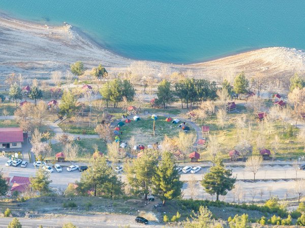 Quels hébergements à Kyoto proposent des séjours avec des cours de céramique japonaise et des visites de jardins zen?
