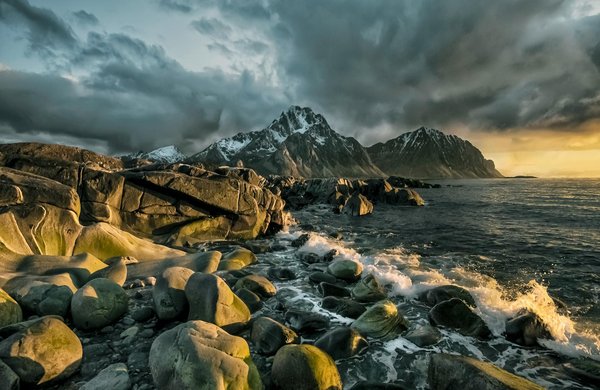 Quels sont les meilleurs conseils pour une randonnée en haute montagne dans les Pyrénées, France : équipements et périodes idéales ?