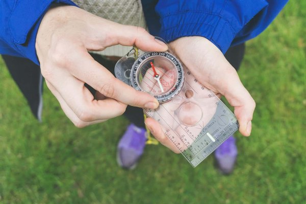 Quels sont les meilleurs outils de navigation pour un camping en forêt tropicale?