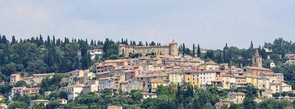 Comment organiser un séjour en Provence avec des ateliers de parfumerie et des visites de champs de lavande?